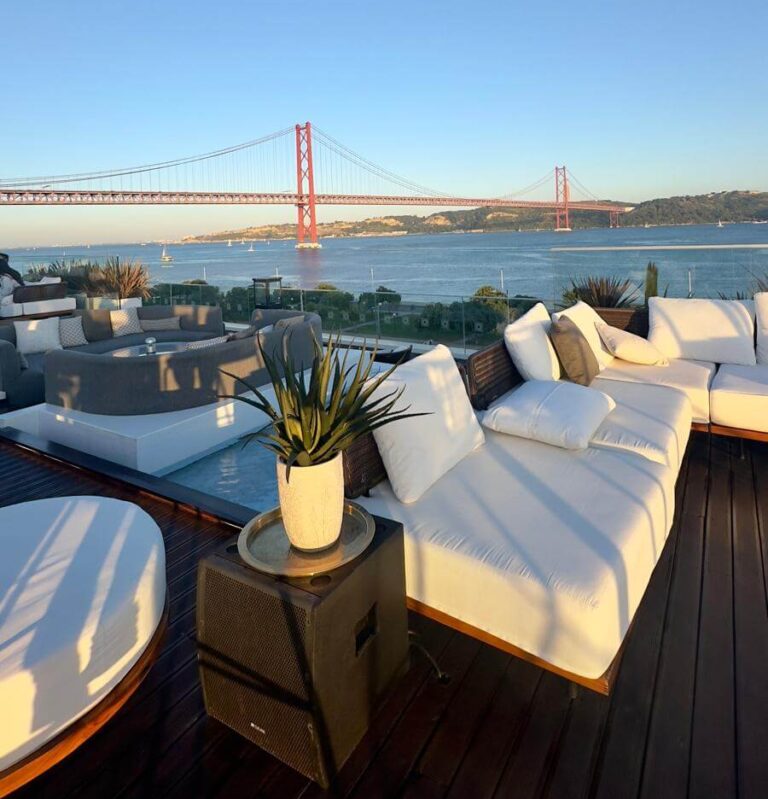 Icon, the best rooftop bar overlooking the Lisbon Bridge. White and wooden decor.